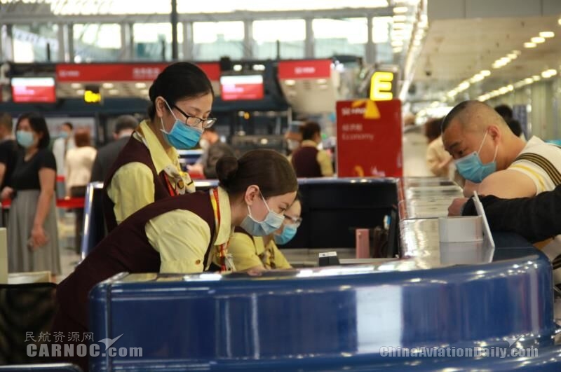 海南航空首都机场地服工作人员为旅客提供帮助　摄影：蔡林昊