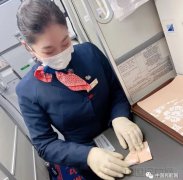 走心！旅客手机追剧 空乘小姐姐送来手叠支架