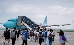 长龙航空与吉利集团携手推动绿色发展