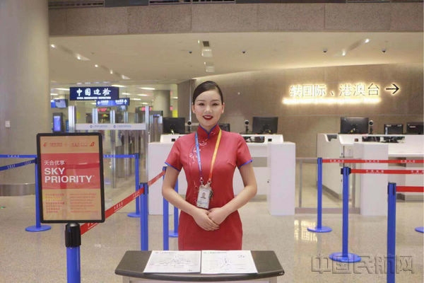东航是浦东建成中国民航最强中转枢纽的主力，图为在浦东机场卫星厅提供中转指引的东航工作人员