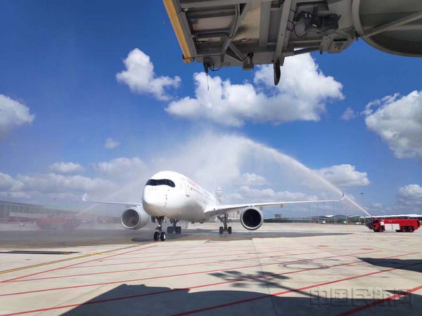从主基地上海浦东国际机场卫星厅首架起飞的东航A350-900客机