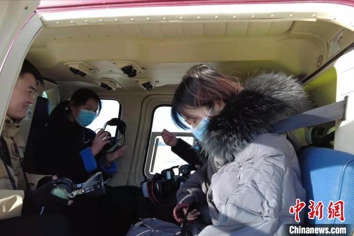 乘客搭乘直升机体验短途航线旅行。　李超庆