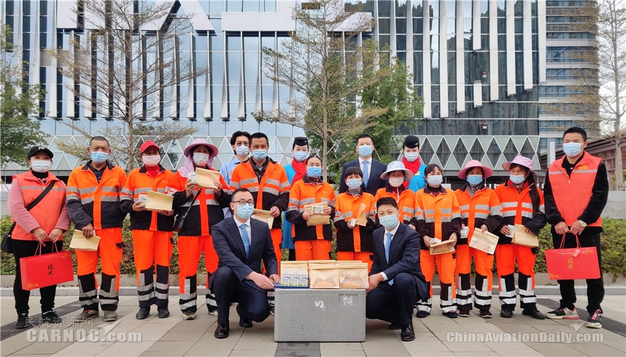 幸福过大年 厦航志愿者向“城市英雄”拜年554581_ 幸福过大年 厦航志愿者向“城市英雄”拜年