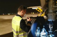 我们共有一个名字叫温暖丨国航《空中年夜饭》