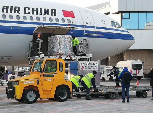 中国向白俄罗斯提供的10万剂新冠疫苗运抵明斯克554965_ 中国向白俄罗斯提供的10万剂新冠疫苗运抵明斯克