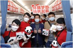 川航春节后首个返岗包机起飞 乘务组万米高空为旅客庆生