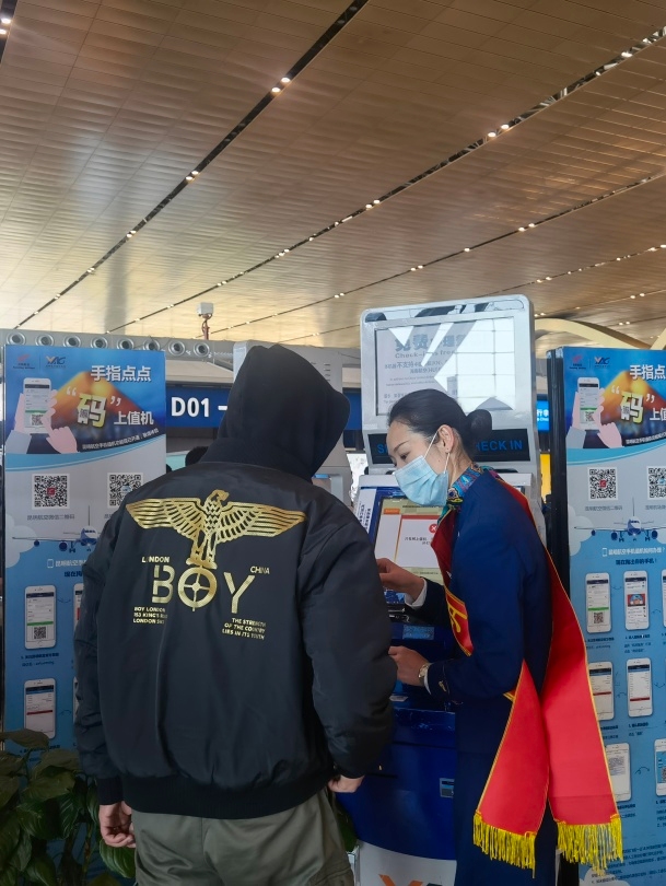 昆明航空志愿者为旅客提供指引服务