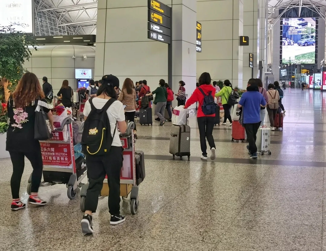 “最热”五一到来!白云机场单日客流破20万人次560299_ “最热”五一到来!白云机场单日客流破20万人次