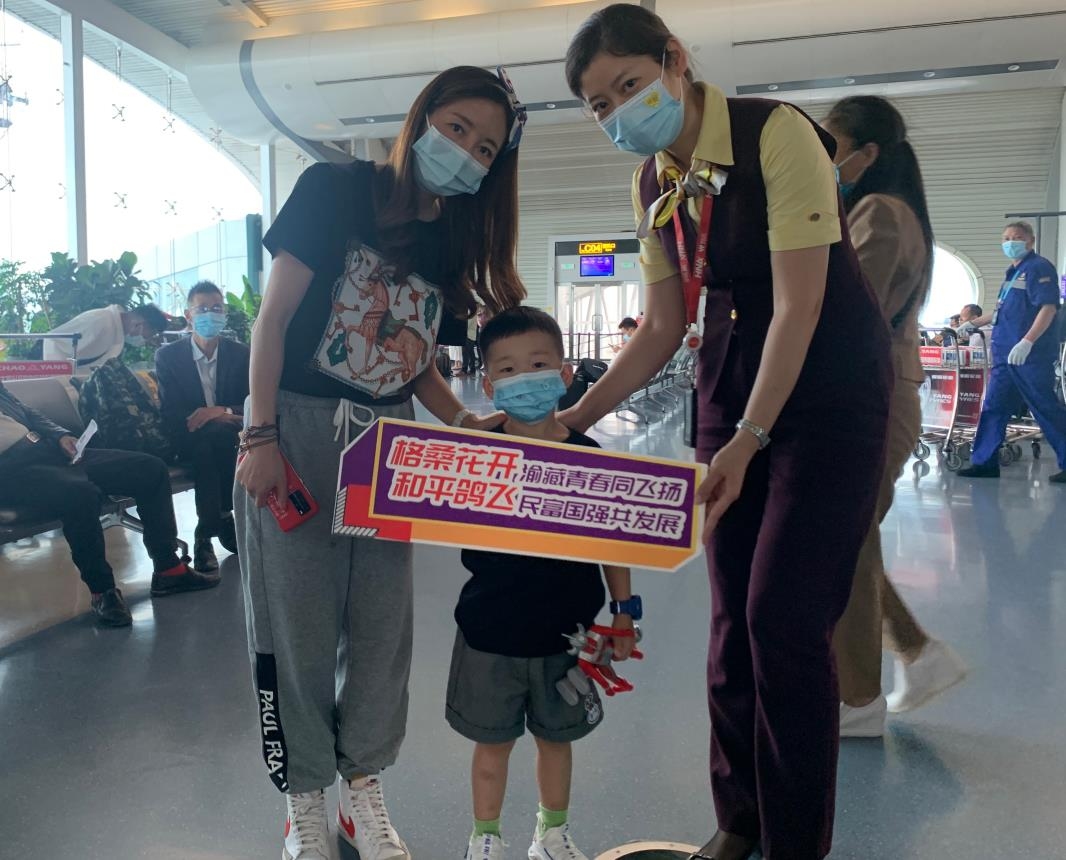 前往拉萨的旅客们向西藏同胞送上祝福。 前往拉萨的旅客们向西藏同胞送上祝福。