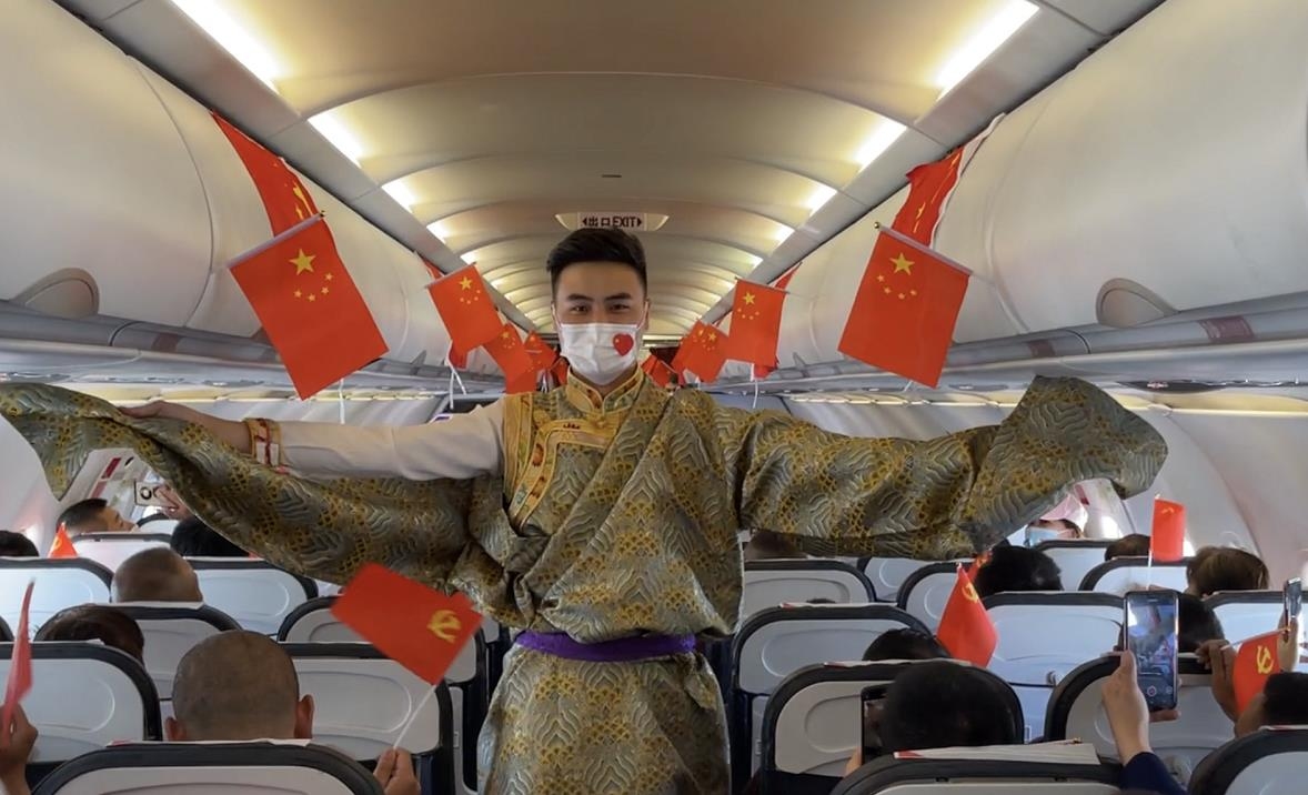 乘务员马诘钦热烈奔放的舞姿令不少旅客跃跃欲试。 乘务员马诘钦热烈奔放的舞姿令不少旅客跃跃欲试。