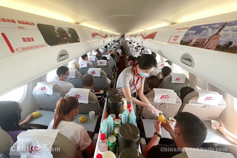 北部湾航空乘务员向旅客们发放百色芒果
