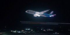 视频：鄂州花湖机场无人机表演 含C919等元素