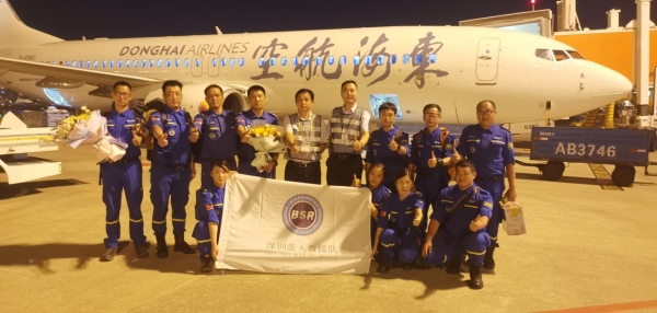 接“英雄”回家! 东海航空护航蓝天救援队返深566693_ 接“英雄”回家! 东海航空护航蓝天救援队返深