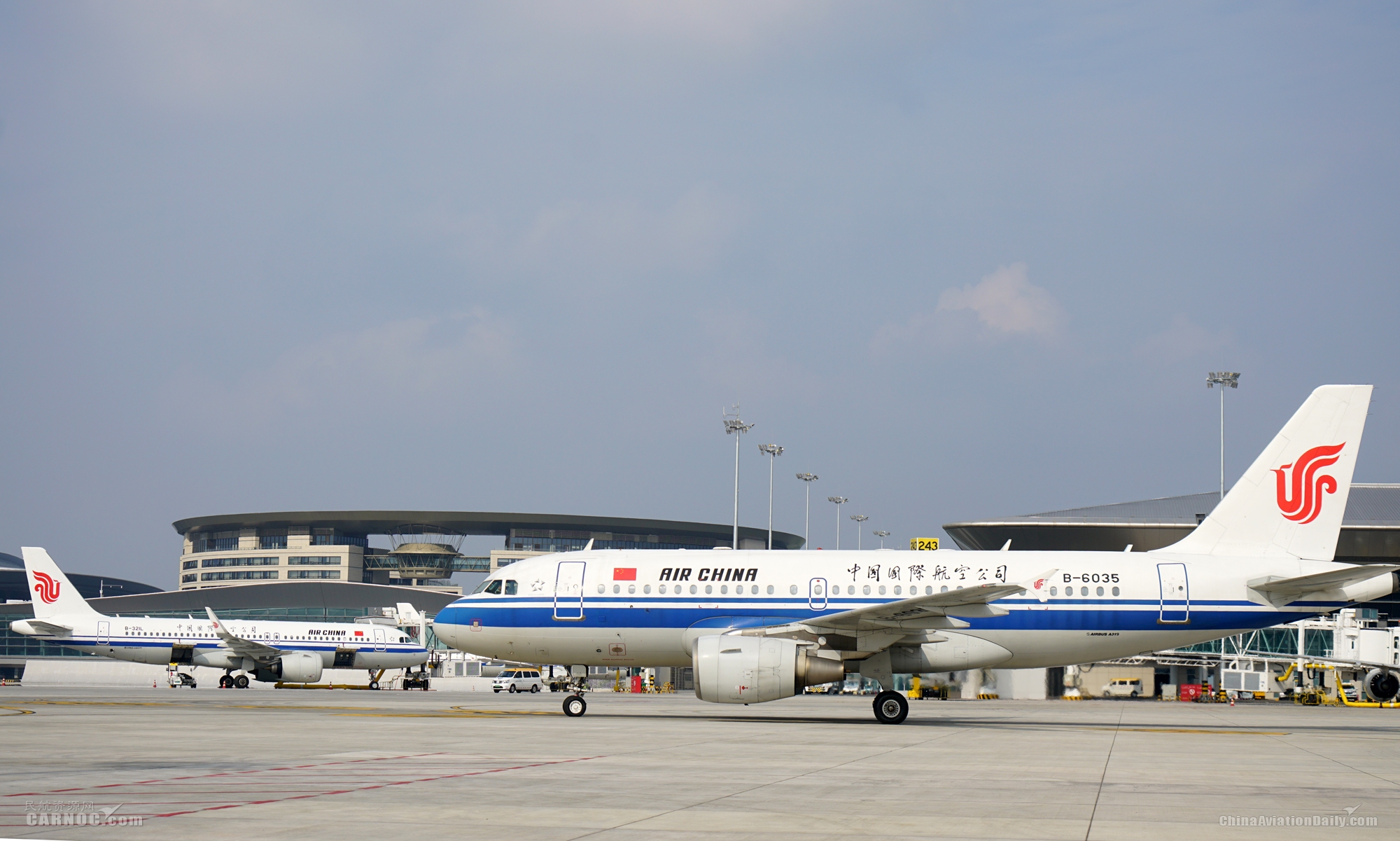 随着一架完成飞行训练任务的国航西南分公司空客a319飞机从南充机场飞