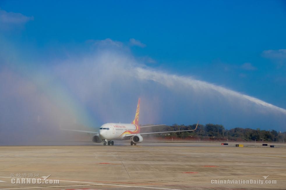 首个抵达航班HU7372“过水门”　摄影：尹翔宇
