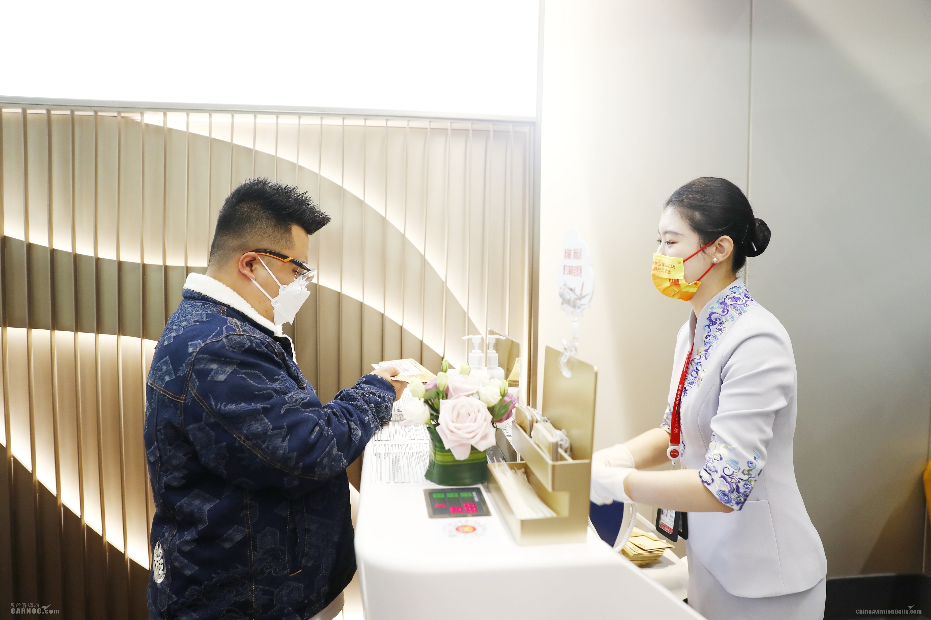 首航第一位旅客办理值机　摄影：新海南网刘洋