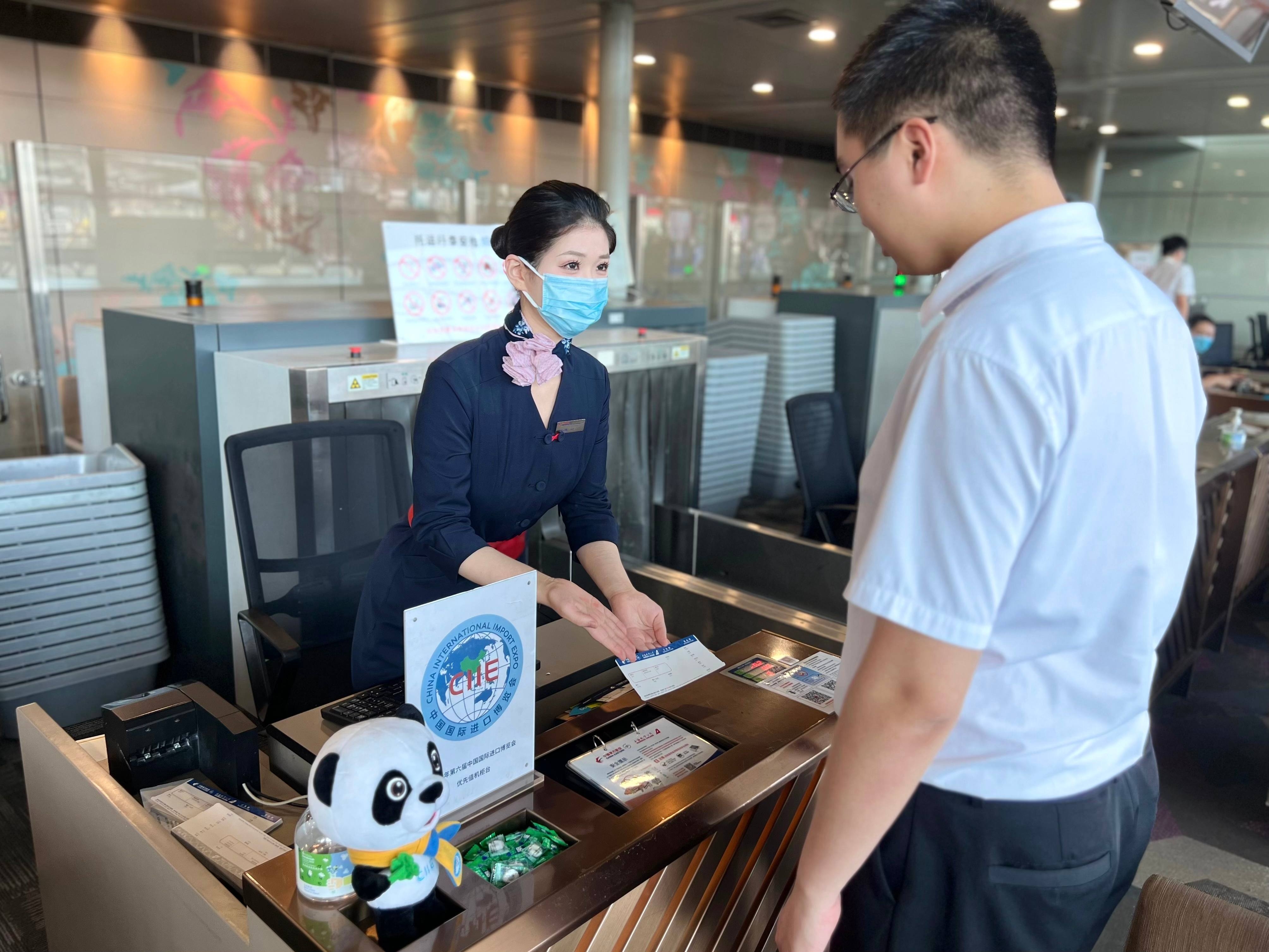 东航在上海虹桥国际机场开设进博会优先值机柜台，为进博旅客提供便捷服务
