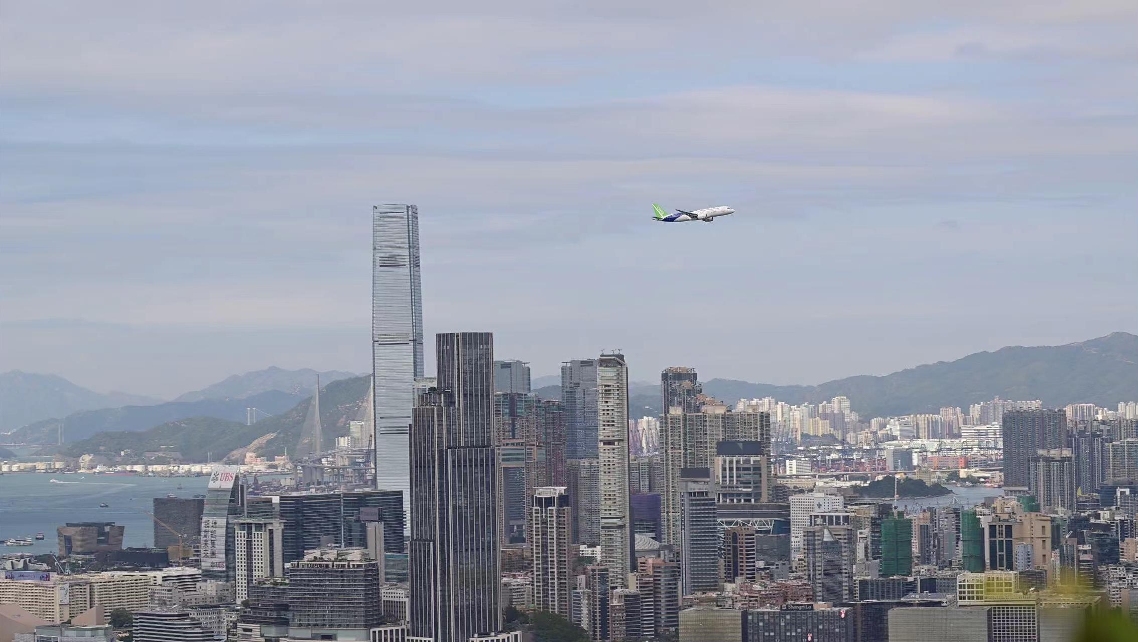C919首次翱翔香港上空