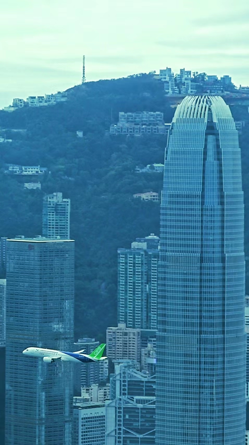 C919首次翱翔香港上空