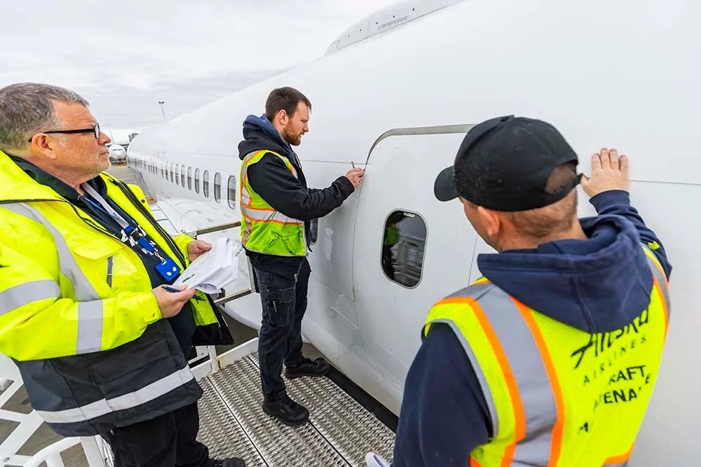 阿拉斯加航空检查波音737 MAX 9型飞机