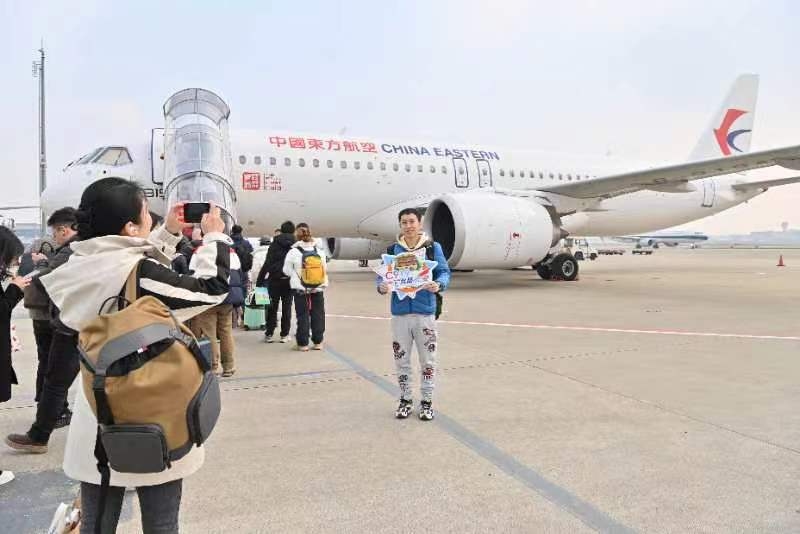 东航C919客机深受旅客的喜爱和好评，不少旅客都会在航班起飞前合影留念