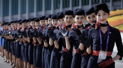 礼仪服务保障+艺术品双语讲解，东航近80名乘务员亮相“四叶草”
