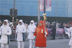 东航2名优秀机长作为第九届亚冬会火炬手完成火炬传递