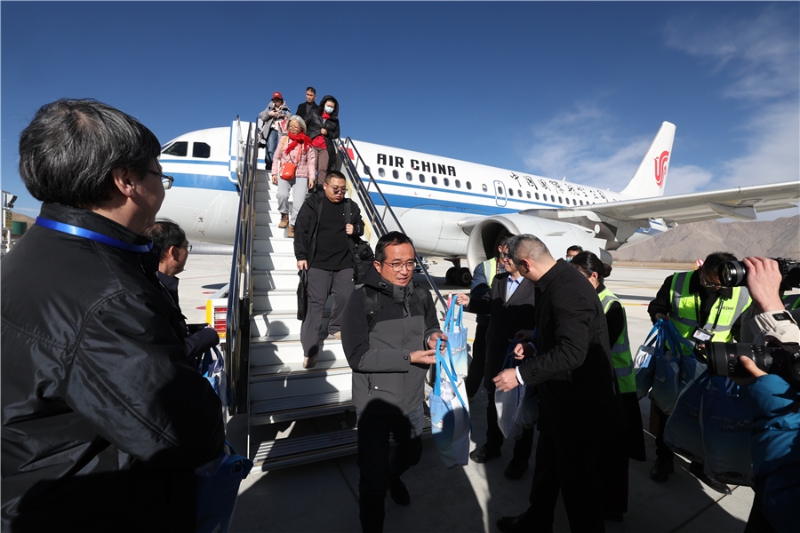 3.国航向旅客们赠送精美伴手礼，共同庆祝历史性时刻。陶冉摄