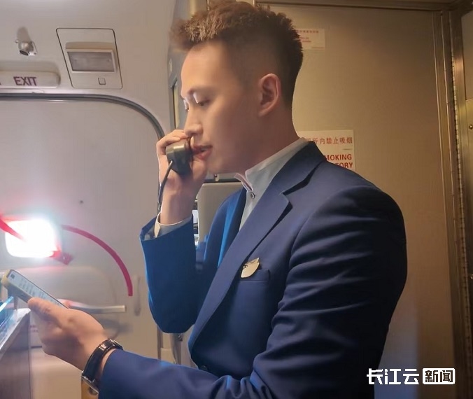 万米高空上，用机舱广播致敬英烈
