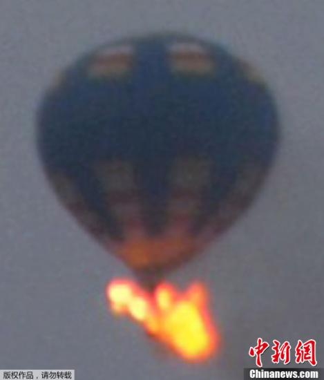 美国一热气球撞电线后起火坠毁 致3人死亡