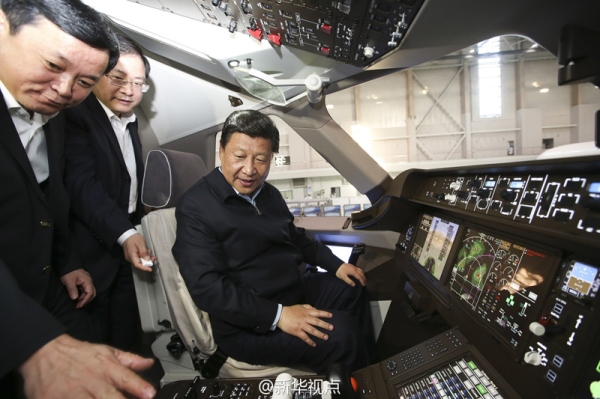 习近平体验C919样机 要求把大飞机搞上去