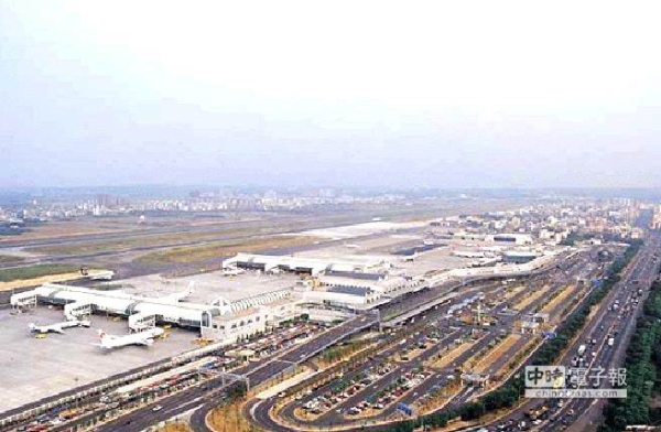 塔台忙驱鸟　台高雄机场两架滑行客机险对撞