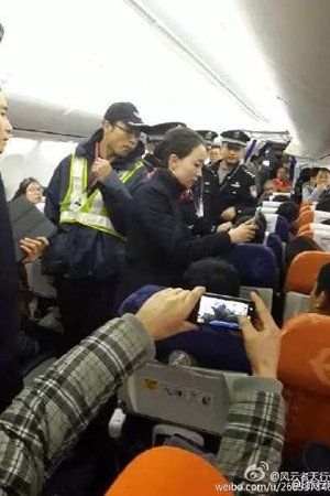 昆明航班乘客强开逃生门　机场否认机长骂人
