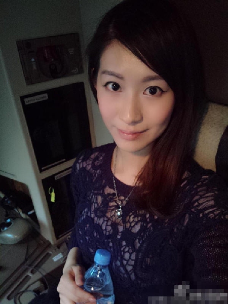 台北飞香港航班爆满 女子坐客机驾驶舱回家