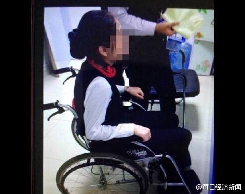 飞机上泼热饭烫伤空姐 涉事乘客被罚500元