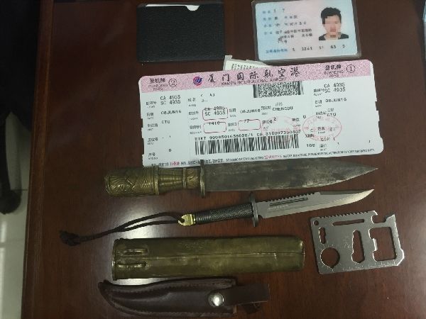 携带如此多的刀具过安检 哥们你要闹哪样