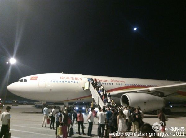 网爆海航航班发生打架斗殴 航班晚点4个多小时 网爆海航航班发生打架斗殴 航班晚点4个多小时