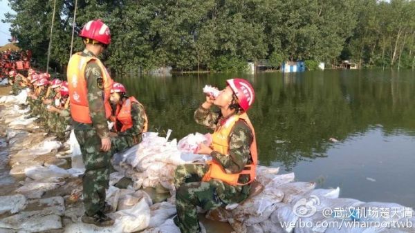 8日早晨，湖北机场集团领导带着赶制的400份早餐赶赴救灾现场慰问官兵。（@武汉机场楚天情）