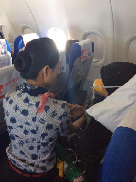 回族旅客突发心脏不适 东航西北乘务悉心照料366897_ 回族旅客突发心脏不适 东航西北乘务悉心照料