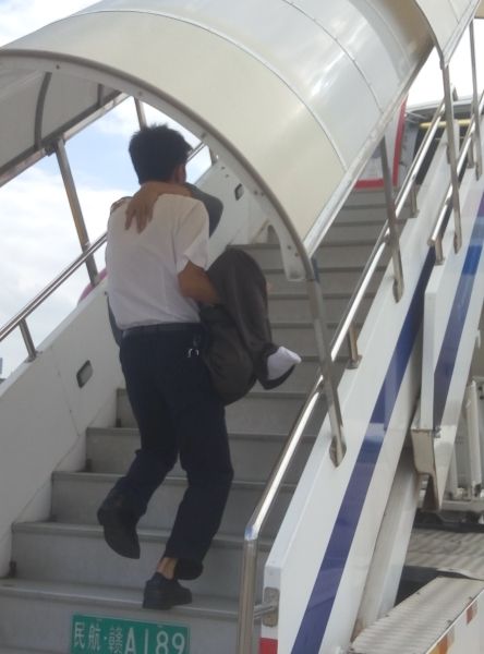 特殊旅客保障 让“轮椅哥”给你一个“公主抱”370963_ 特殊旅客保障 让“轮椅哥”给你一个“公主抱”