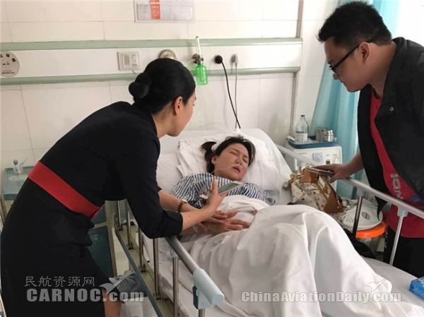 东航乘务长甘于奉献 日夜陪护受伤旅客