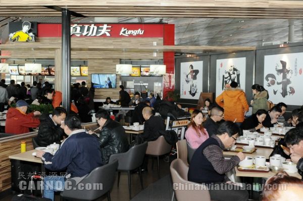 迎首场降雪 首都机场餐饮公司做好旅客服务保障
