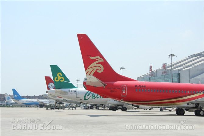机场引入厦航、深航、菲律宾航、新加坡虎航等航空公司驻场运营，民航业在经济社会发展中的战略作用，机场重要公共基础设施功能日益凸显。