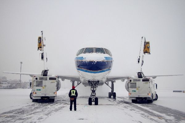 乌鲁木齐大雪封城，新疆机务积极应对