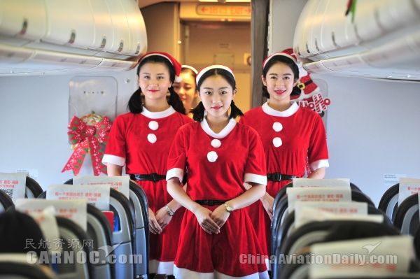 空乘化身圣诞姑娘 旅客获赠云南少数民族玩偶