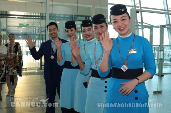 美丽的厦航空乘在沙巴向旅客致意。