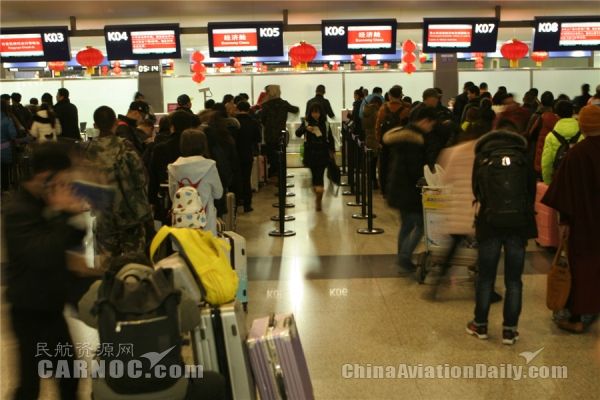 2017年春运首日 成都机场安排航班962架次