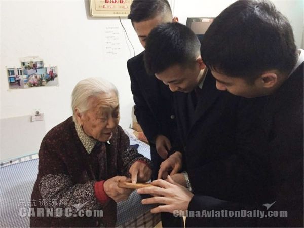 中国联航飞行员春节前夕慰问敬老院老人