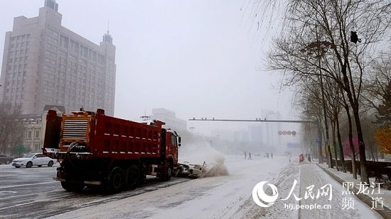 除夕前一天　哈尔滨机场昼夜清雪确保畅通