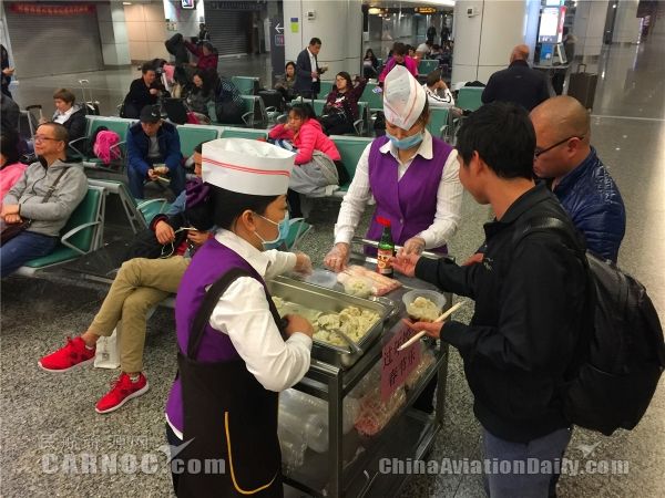 除夕夜白云机场为旅客免费送饺子